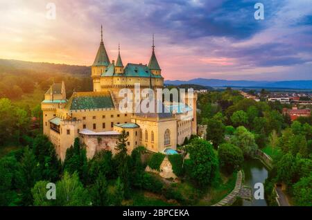 Vue aérienne du château médiéval de Bojnice, patrimoine de l'UNESCO en Slovaquie Banque D'Images