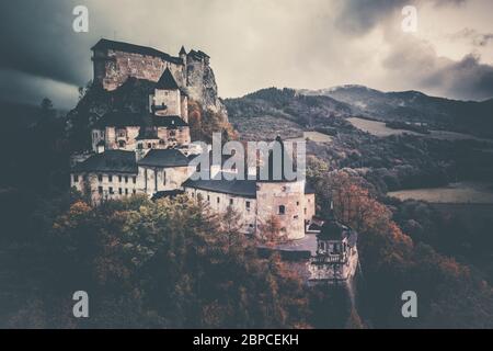 Matin mystique du château d'Orava, Slovaquie, Europe Banque D'Images