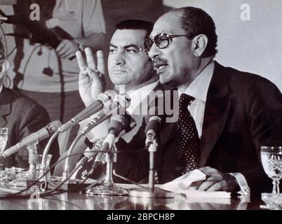 Anwar Sadat troisième président de l'Égypte avec le vice-président Hosni Moubarak qui devint plus tard le quatrième président de l'Égypte Banque D'Images