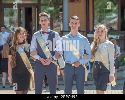 Les diplômés de l'école russe sont photographiés dans la rue. Banque D'Images