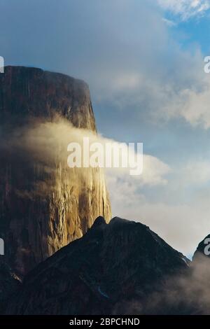 Alpenglow sur le mont Asgard, col Akshayak, île de Baffin. Banque D'Images