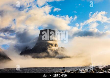 Les nuages encerclent le mont Asgard, île de Baffin. Banque D'Images