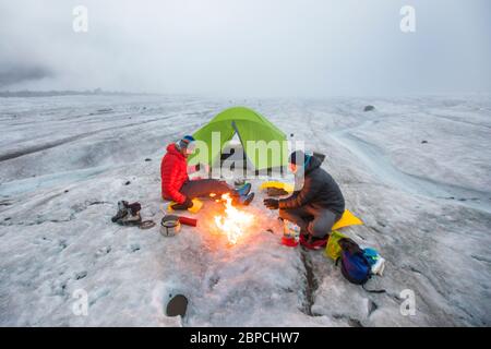 Vue en hauteur de deux alpinistes campant sur le glacier. Banque D'Images