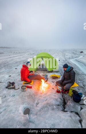 Les alpinistes peuvent profiter d'un feu de camp tout en campant sur un glacier, l'île de Baffin Banque D'Images
