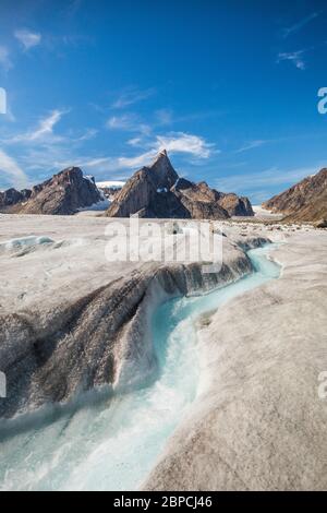 La rivière serpente à travers un glacier au-dessous du mont Loki, dans l'île de Baffin. Banque D'Images