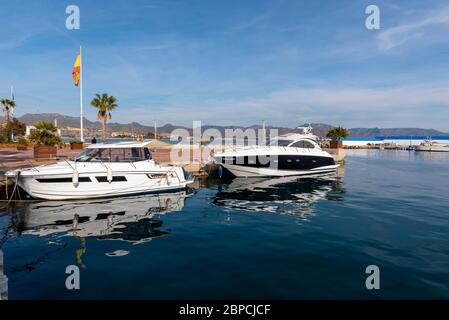 Marina à Puerto de Mazarron, région de Murcie, Costa Calida, Espagne. Port avec yachts. Réflexions. Personne lisant, distant Banque D'Images