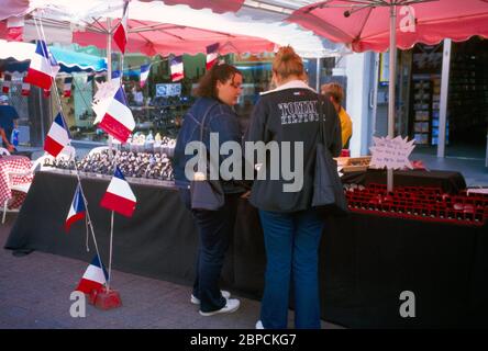 Sutton Surrey England deux femmes lokking au Jewellery Stall au marché français Banque D'Images