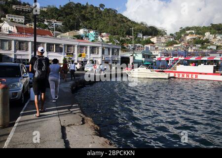 Port de Carenage de Grenade à St George, les personnes marchant le long du front de mer Banque D'Images