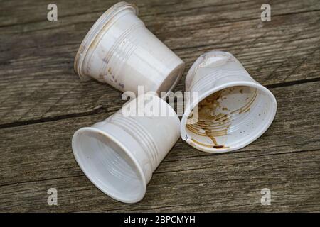 Retirez les tasses de café en plastique usagées qui ont déchargé les déchets, la pollution jetable sale Banque D'Images