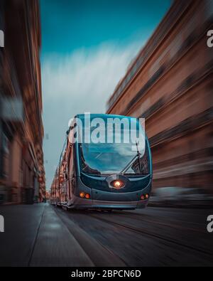 Un tramway rapide à Bordeaux - France, Aquitaine Banque D'Images