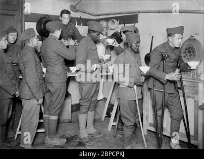 Les soldats américains se nourrir à la Canteen établie au sous-sol du Bureau des réfugiés de la Croix-Rouge américaine, Toulouse, France, Lewis Wickes Hine, American National Red Cross Photograph Collection, octobre 1918 Banque D'Images