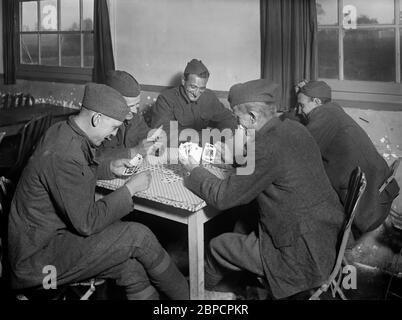 Groupe de soldats américains jouant à Game of Cards dans la cabane de loisirs de la Croix-Rouge américaine à l'hôpital de base n° 9, Châteauroux, France, Lewis Wickes Hine, American National Red Cross Photograph Collection, octobre 1918 Banque D'Images