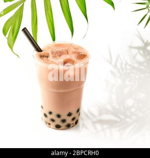 verre de thé glacé avec lait et sirop Banque D'Images