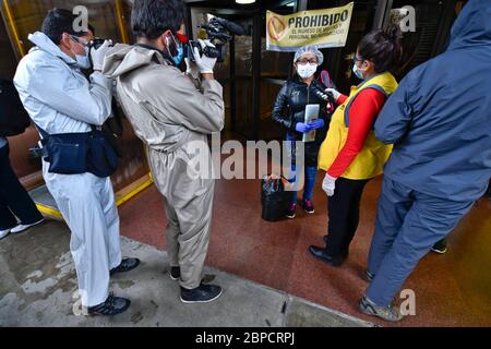 La Paz, LA PAZ, Bolivie. 18 mai 2020. Les équipes de presse ont interrogé des personnes déclarées guéries de COVID-19 à la Paz, en Bolivie, à la sortie du Centre d'isolement pour le traitement des personnes soupçonnées d'être contaminées par COVID-19. Le centre a été installé dans l'hôtel Radisson, un établissement qui a une capacité d'accueillir jusqu'à 650 personnes, dans 320 chambres, loués par la municipalité de la ville de la Paz. Crédit: Christian Lombardi/ZUMA Wire/Alay Live News Banque D'Images