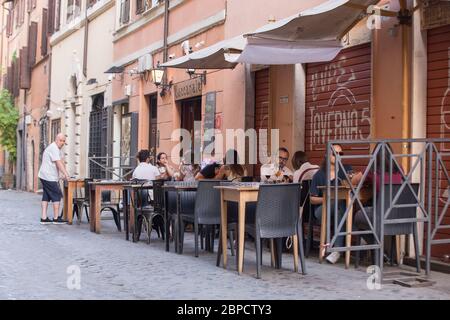 Roma, Italie. 18 mai 2020. Bar dans le quartier de Trastevere à Rome (photo d'Alessandro Barone/Pacific Press) crédit: Pacific Press Agency/Alay Live News Banque D'Images