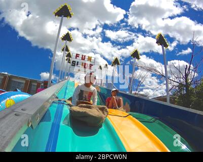 Markham, Ontario / Canada - le 24 juin 2017 : les enfants aiment le toboggan dans le carnaval d'amusement Banque D'Images