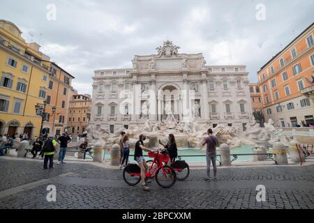 Rome, Italie. 18 mai 2020. Personnes devant la fontaine de Trevi pendant la « phase 2 » de l'urgence du coronavirus à Rome, Italie. (Photo par Davide Fracassi/Pacific Press) crédit: Pacific Press Agency/Alay Live News Banque D'Images