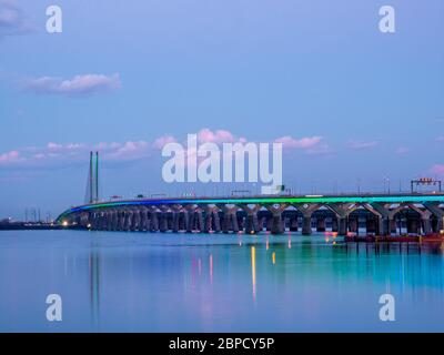 Le pont Samuel de Champlain reliant Montréal à la rive sud est illuminé de couleurs arc-en-ciel sur le fleuve Saint-Laurent. Banque D'Images
