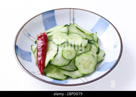 Nourriture japonaise sunomono, concombre au vinaigre dans un plat Banque D'Images