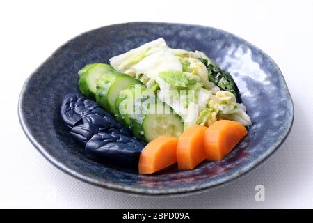 Cuisine traditionnelle japonaise, légumes sel mariné tsukemono dans un plat Banque D'Images