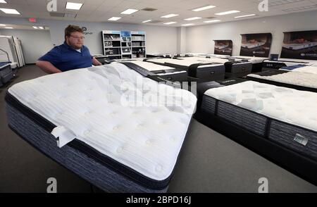 Richmond Heights, États-Unis. 18 mai 2020. Le vendeur Drew Murphy installe un nouveau matelas sur le plancher de la salle d'exposition au matelas Giant de Richmond Heights, Missouri, le lundi 18 mai 2020. Le magasin a été fermé pendant plus de deux mois en raison des commandes de séjour à domicile du coronavirus données par le gouverneur du Missouri Mike Parson. Photo de Bill Greenblatt/UPI crédit: UPI/Alay Live News Banque D'Images