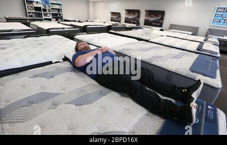 Richmond Heights, États-Unis. 18 mai 2020. Le vendeur Drew Murphy essaie un nouveau matelas sur le plancher de la salle d'exposition au matelas Giant à Richmond Heights, Missouri, le lundi 18 mai 2020. Le magasin a été fermé pendant plus de deux mois en raison des commandes de séjour à domicile du coronavirus données par le gouverneur du Missouri Mike Parson. Photo de Bill Greenblatt/UPI crédit: UPI/Alay Live News Banque D'Images
