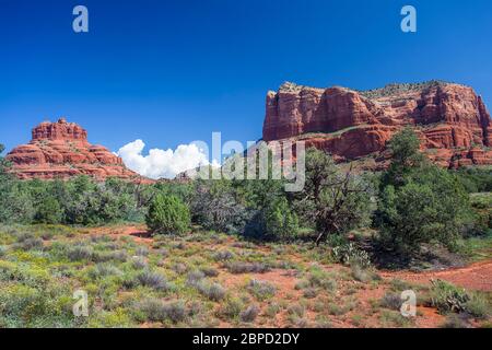 Bell Rock et Courthouse Butte près d'Oak Creek, Arizona, États-Unis Banque D'Images