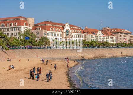 QINGDAO, CHINE - NOVEMBRE 12 : vue sur une plage et des bâtiments traditionnels de style colonial le long du front de mer le 12 novembre 2019 à Qingdao Banque D'Images