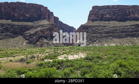 L'extrémité est du canyon de Santa Elena se trouve dans le parc national de Big Bend. Le canyon a été sculpté par le Rio Grande à travers Mesa de Anguila. Banque D'Images