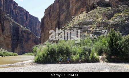 Les randonneurs traversent le lit sec de Terlingua Creek à confluence avec Rio Grande ici à l'extrémité est du canyon de Santa Elena. Banque D'Images