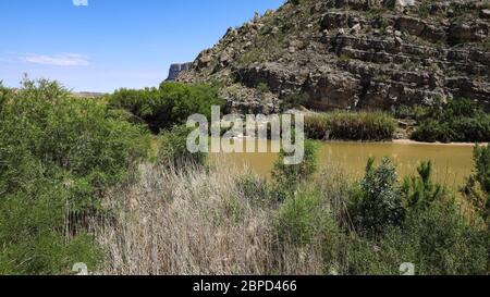 Eau toujours dans le Rio Grande à l'extrémité est du canyon Santa Elena dans le parc national de Big Bend Banque D'Images