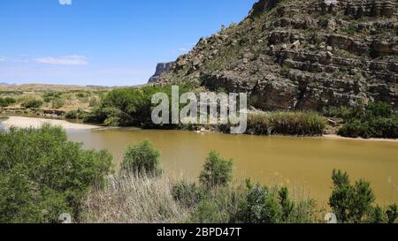 Eau toujours dans le Rio Grande à l'extrémité est du canyon Santa Elena dans le parc national de Big Bend Banque D'Images