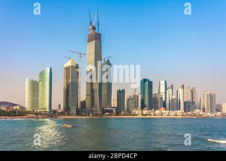 QINGDAO, CHINE - NOVEMBRE 15 : vue sur les immeubles de la ville en hauteur le long du secteur riverain le 15 novembre 2019 à Qingdao Banque D'Images