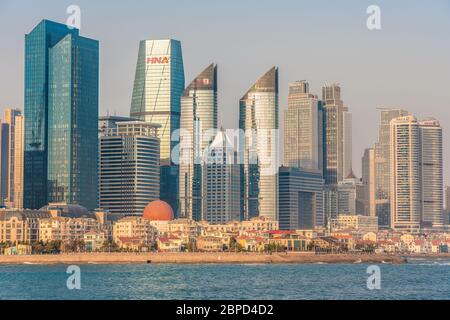 QINGDAO, CHINE - NOVEMBRE 15 : paysage urbain de gratte-ciels modernes et de bâtiments traditionnels le long du secteur riverain le 15 novembre 2019 à Qingdao Banque D'Images