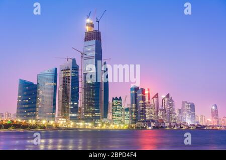 QINGDAO, CHINE - 15 NOVEMBRE : vue sur la ville le long du front de mer la nuit, le 15 novembre 2019 à Qingdao Banque D'Images