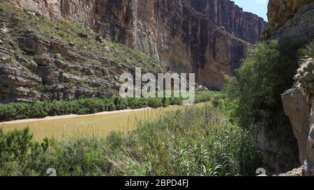 L'extrémité est du canyon de Santa Elena se trouve dans le parc national de Big Bend. Le canyon a été sculpté par le Rio Grande à travers Mesa de Anguila. Banque D'Images