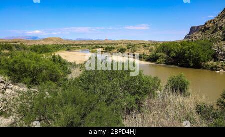 Eau toujours dans le Rio Grande à l'extrémité est du canyon Santa Elena dans le parc national de Big Bend Banque D'Images