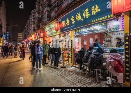 QINGDAO, CHINE - NOVEMBRE 15 : vendeurs de nourriture de rue et restaurants au célèbre marché de nuit de Taidong le 15 novembre 2019 à Qingdao Banque D'Images