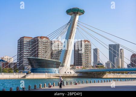 TIANJIN, CHINE - 18 NOVEMBRE : vue sur un pont moderne situé le long de la rivière Hai, le 18 novembre 2019 à Tianjin Banque D'Images