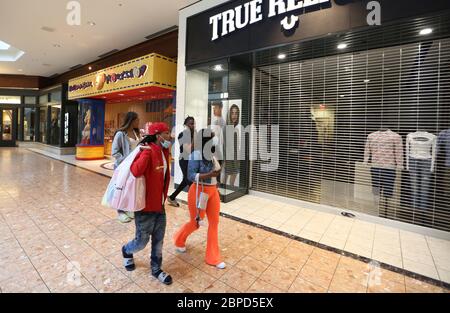 Richmond Heights, États-Unis. 18 mai 2020. Les gens marchent devant les magasins fermés du centre commercial Galleria Mall de Richmond Heights, Missouri, le lundi 18 mai 2020. Les centres commerciaux de la région de St. Louis ont rouvert après avoir été fermés pendant plus de deux mois en raison des ordres de résidence du coronavirus du gouverneur du Missouri Mike Parson. Seulement environ 40 des 150 magasins du centre commercial ont ouvert leurs portes aujourd'hui. Photo de Bill Greenblatt/UPI crédit: UPI/Alay Live News Banque D'Images