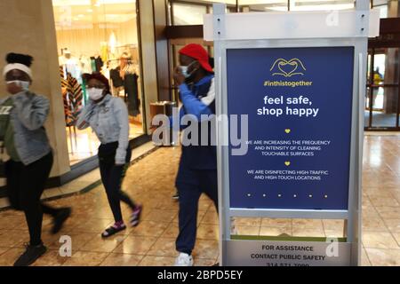 Richmond Heights, États-Unis. 18 mai 2020. Les gens entrent dans le centre commercial Galleria avec des masques, à Richmond Heights, Missouri, le lundi 18 mai 2020. Les centres commerciaux de la région de St. Louis ont rouvert après avoir été fermés pendant plus de deux mois en raison des ordres de résidence du coronavirus du gouverneur du Missouri Mike Parson. Seulement environ 40 des 150 magasins du centre commercial ont ouvert leurs portes aujourd'hui. Photo de Bill Greenblatt/UPI crédit: UPI/Alay Live News Banque D'Images