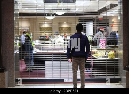 Richmond Heights, États-Unis. 18 mai 2020. Un client attend d'entrer dans un magasin de bijoux au centre commercial Galleria Mall de Richmond Heights, Missouri, le lundi 18 mai 2020. Les centres commerciaux de la région de St. Louis ont rouvert après avoir été fermés pendant plus de deux mois en raison des ordres de résidence du coronavirus du gouverneur du Missouri Mike Parson. Seulement environ 40 des 150 magasins du centre commercial ont ouvert leurs portes aujourd'hui. Photo de Bill Greenblatt/UPI crédit: UPI/Alay Live News Banque D'Images
