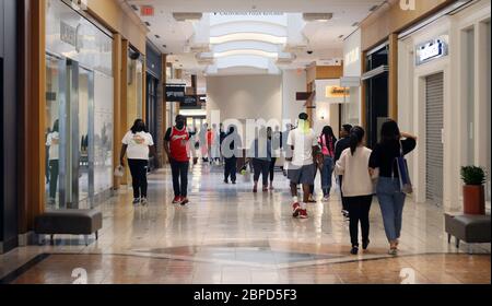 Richmond Heights, États-Unis. 18 mai 2020. Les gens flânent devant les magasins fermés du centre commercial Galleria Mall de Richmond Heights, Missouri, le lundi 18 mai 2020. Les centres commerciaux de la région de St. Louis ont rouvert après avoir été fermés pendant plus de deux mois en raison des ordres de résidence du coronavirus du gouverneur du Missouri Mike Parson. Seulement environ 40 des 150 magasins du centre commercial ont ouvert leurs portes aujourd'hui. Photo de Bill Greenblatt/UPI crédit: UPI/Alay Live News Banque D'Images