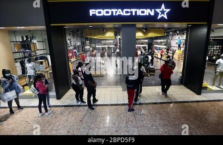 Richmond Heights, États-Unis. 18 mai 2020. Les clients attendent en file d'attente au magasin Footaction du centre commercial Galleria Mall de Richmond Heights, Missouri, le lundi 18 mai 2020. Les centres commerciaux de la région de St. Louis ont rouvert après avoir été fermés pendant plus de deux mois en raison des ordres de résidence du coronavirus du gouverneur du Missouri Mike Parson. Seulement environ 40 des 150 magasins du centre commercial ont ouvert leurs portes aujourd'hui. Photo de Bill Greenblatt/UPI crédit: UPI/Alay Live News Banque D'Images