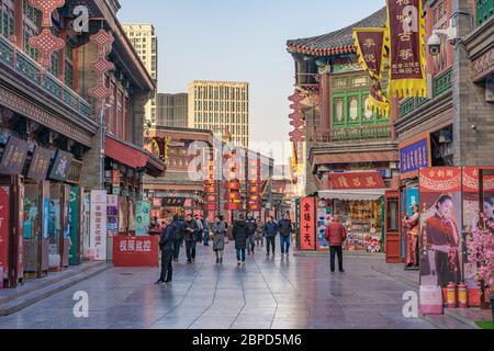 TIANJIN, CHINE - NOVEMBRE 18 : c'est la rue de la culture ancienne de Tianjin, un quartier historique avec des magasins et des bâtiments traditionnels le 18 novembre 2019 à Banque D'Images