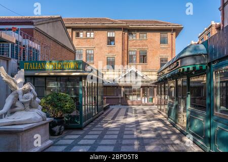 TIANJIN, CHINE - NOVEMBRE 19: Bâtiments et magasins traditionnels dans la rue de style italien, une destination touristique populaire le 19 novembre 2019 à Tianj Banque D'Images