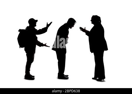 Silhouette d'un groupe de personnes méconnues, surchargées ensemble, ignorant les distanciants sociaux et les discussions entre elles et socialisant. Ils sont co-wor Banque D'Images