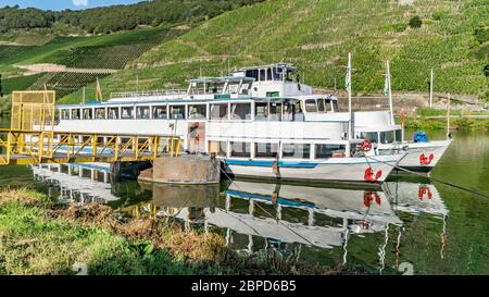 Bateau passager sur la rivière mosel lors d'une belle journée d'été Banque D'Images