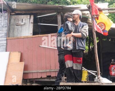 Bogota, Colombie. 9 mai 2020. Un homme se tient devant le lot de sa maison qui a été effondrée il y a quelques jours, dans les expulsions dans l'un des bidonvilles de la ville de Bogota. Les maisons informelles ont été déclarées illégales par les autorités locales et seront démolies dans le cadre des expulsions. Cela se produit dans le quartier d'Altos de la Estancia, localité de Cudad Bolivar crédit: Daniel Garzon Herazo/ZUMA Wire/Alay Live News Banque D'Images