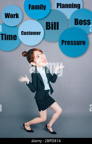 Jeune femme d'affaires travaillant sous des concepts de pression Banque D'Images